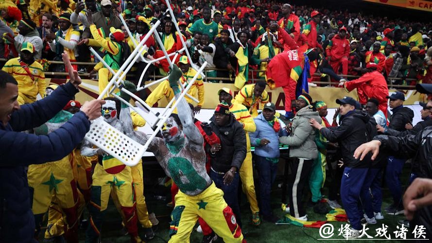 比赛一度中断！非洲杯决赛上演“罢赛闹剧”